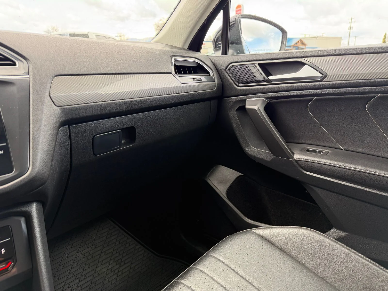 Used 2022  Volkswagen 2.0T SE image 22