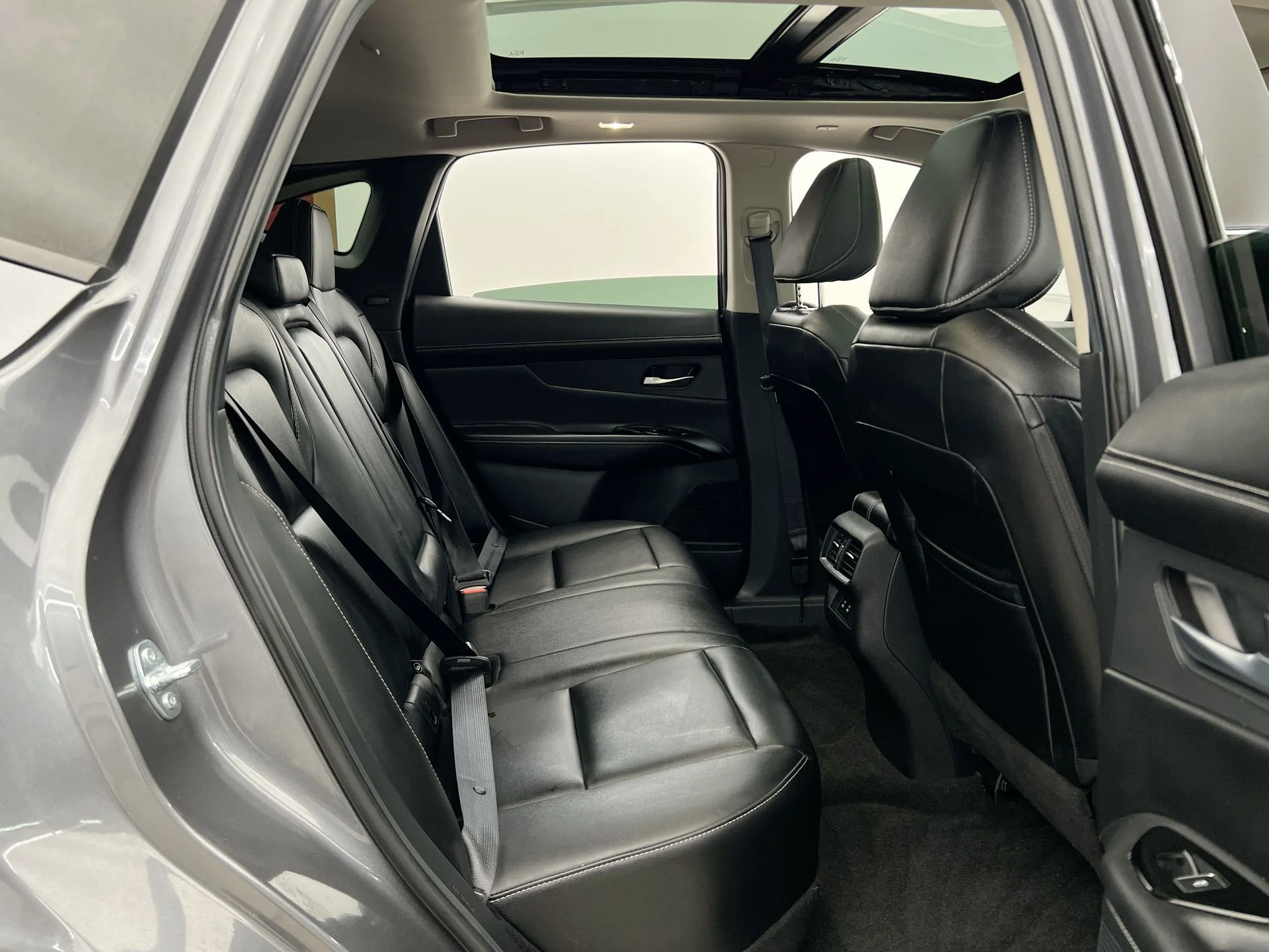 Used 2025 Gray Nissan SL image 17