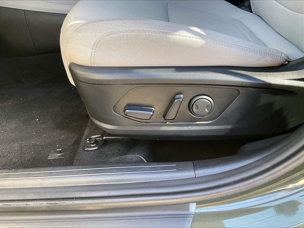 Used 2025 Green Hyundai SEL image 27