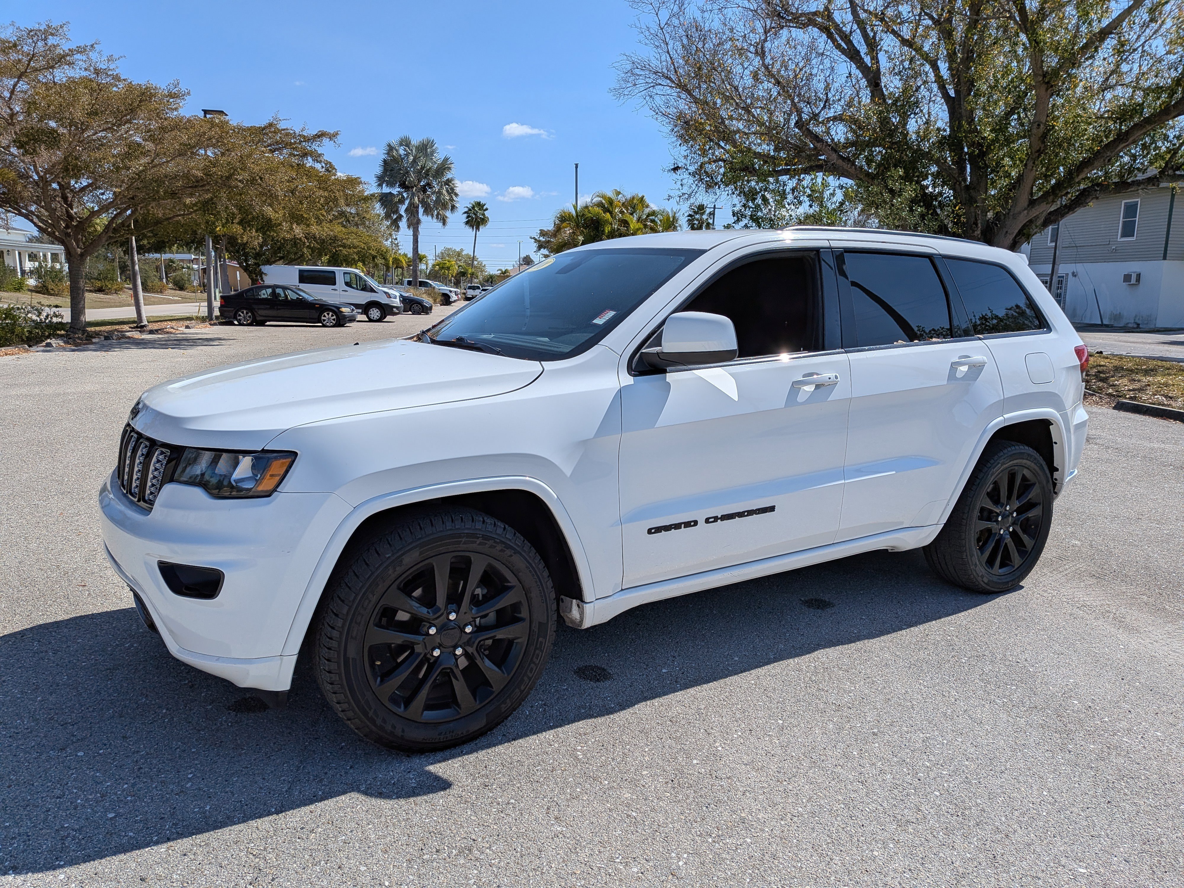 Used 2018 Bright White Clearcoat Jeep Altitude image 8