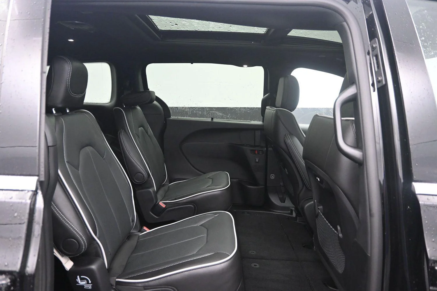 New 2027 Diamond Black Crystal Pearl-Coat Exterior Paint Chrysler Limited image 12