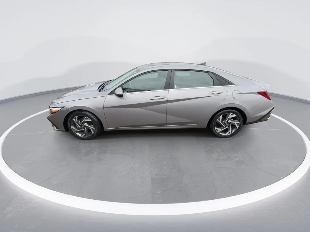 Used 2025 Silver Hyundai SEL Convenience image 5