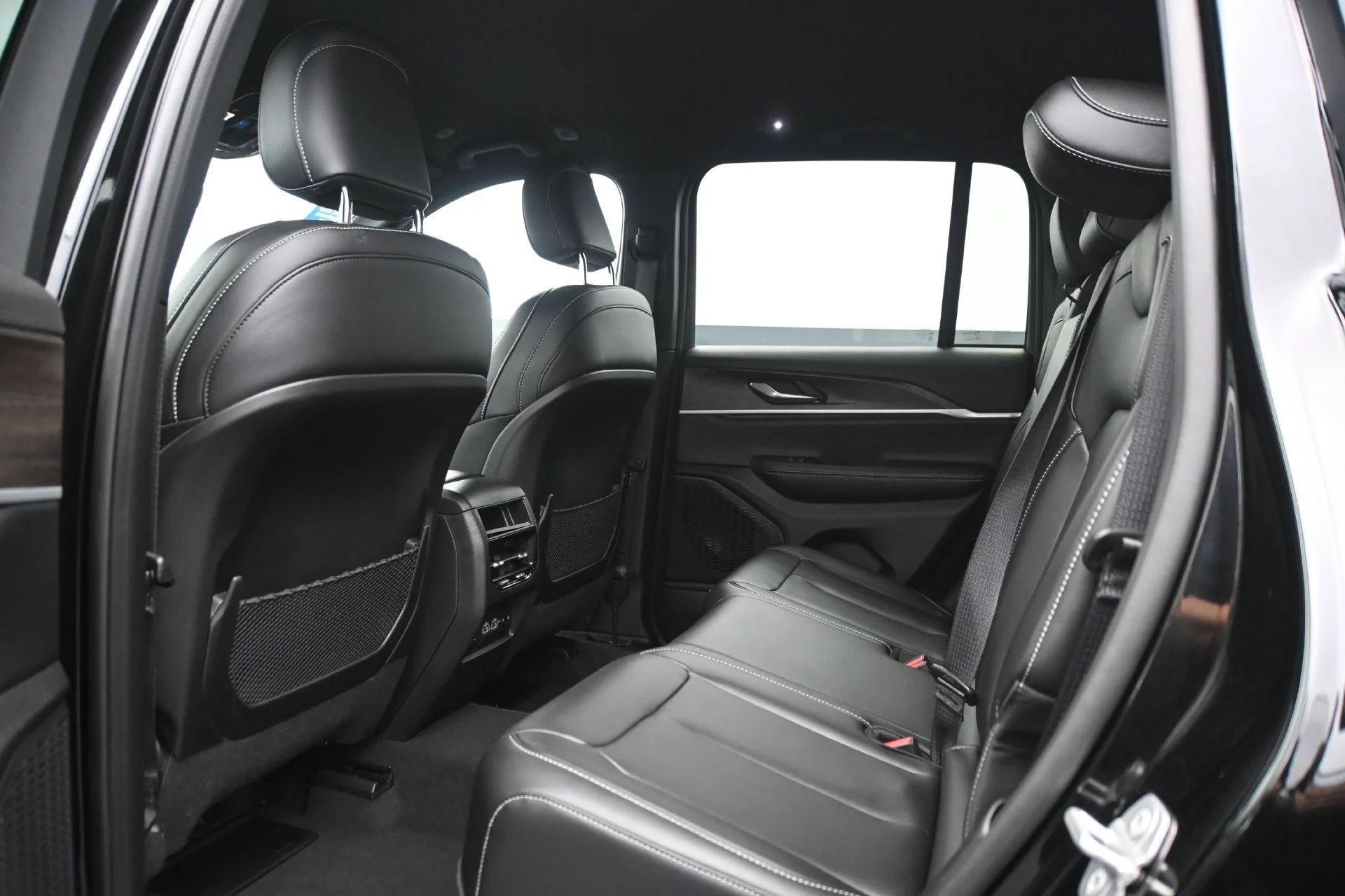 Used 2025 Diamond Black Crystal Pearlcoat Jeep Limited image 21