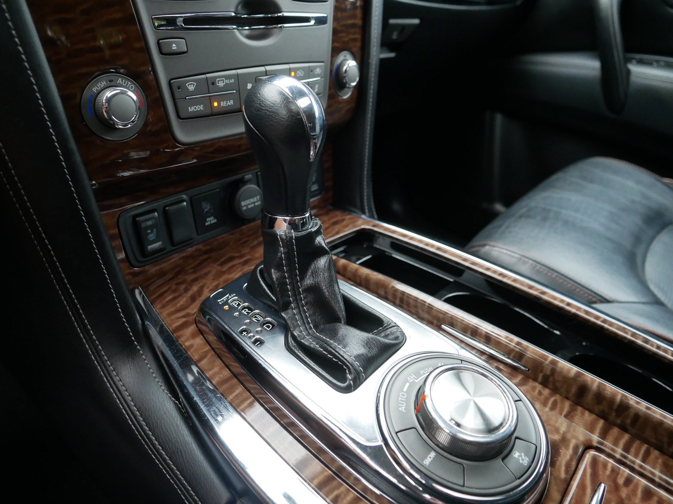 Used 2019 Super Black Nissan SL image 24