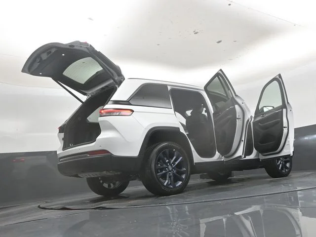 New 2026 Bright White Clear-Coat Exterior Paint Jeep  image 53