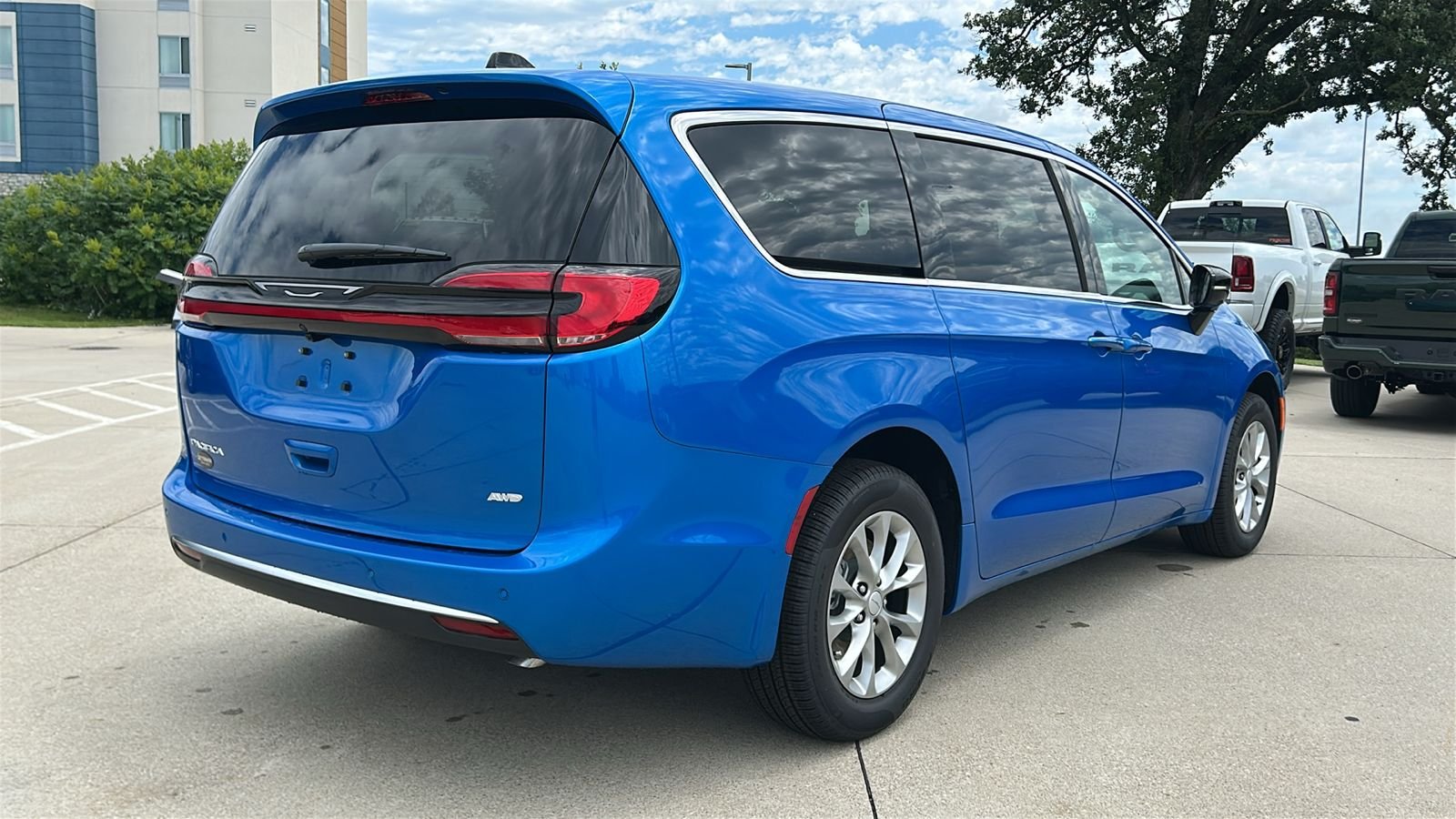 New 2027 Hydro Blue Pearl-Coat Exterior Paint Chrysler Select image 4
