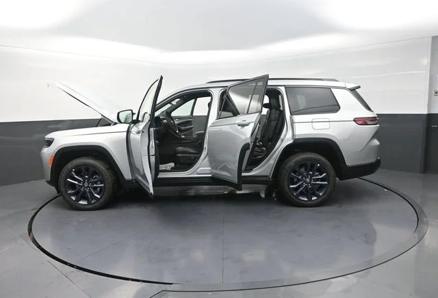New 2026 Silver Zynith Exterior Paint Jeep  image 33