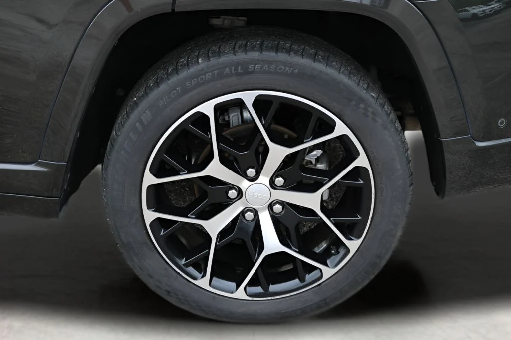 Used 2023 Black Jeep Summit Reserve image 9