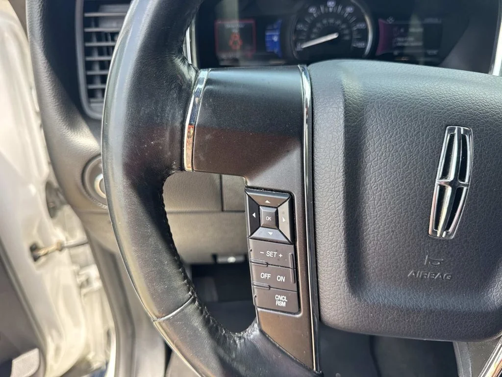 Used 2017 White Lincoln Select image 46