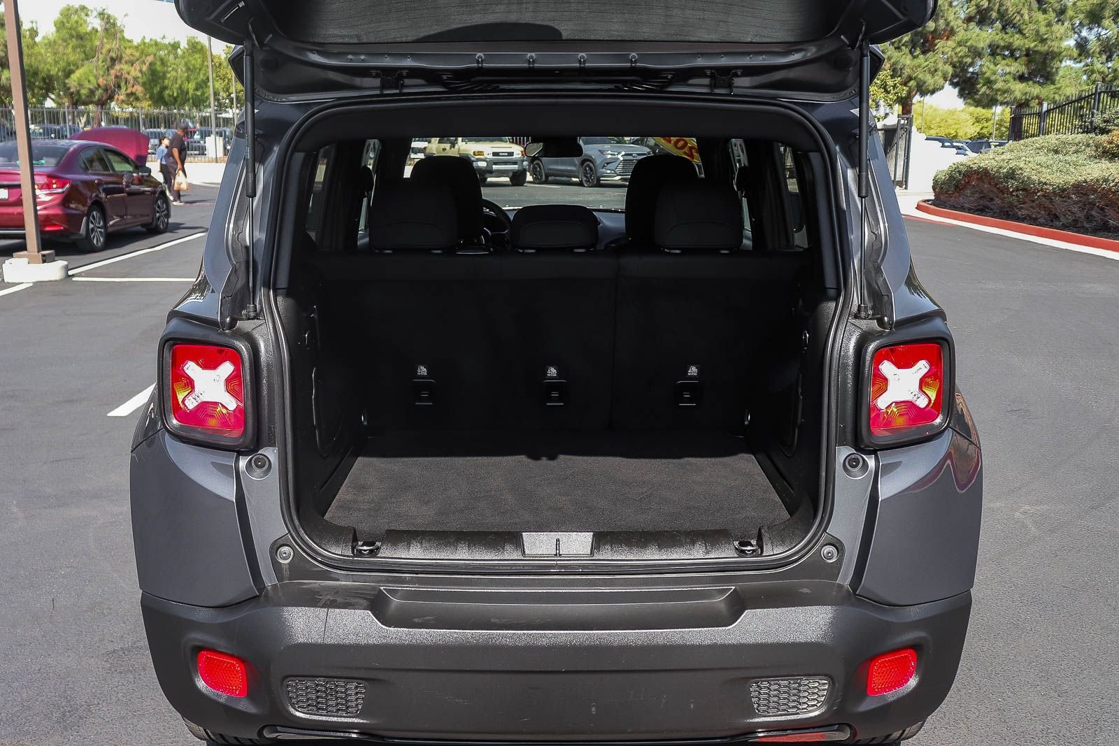 Used 2022 Graphite Gray Jeep Altitude image 32