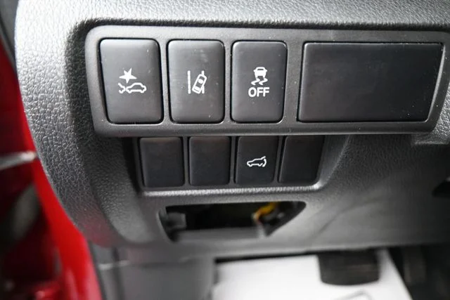 Used 2024  Mitsubishi SE image 31