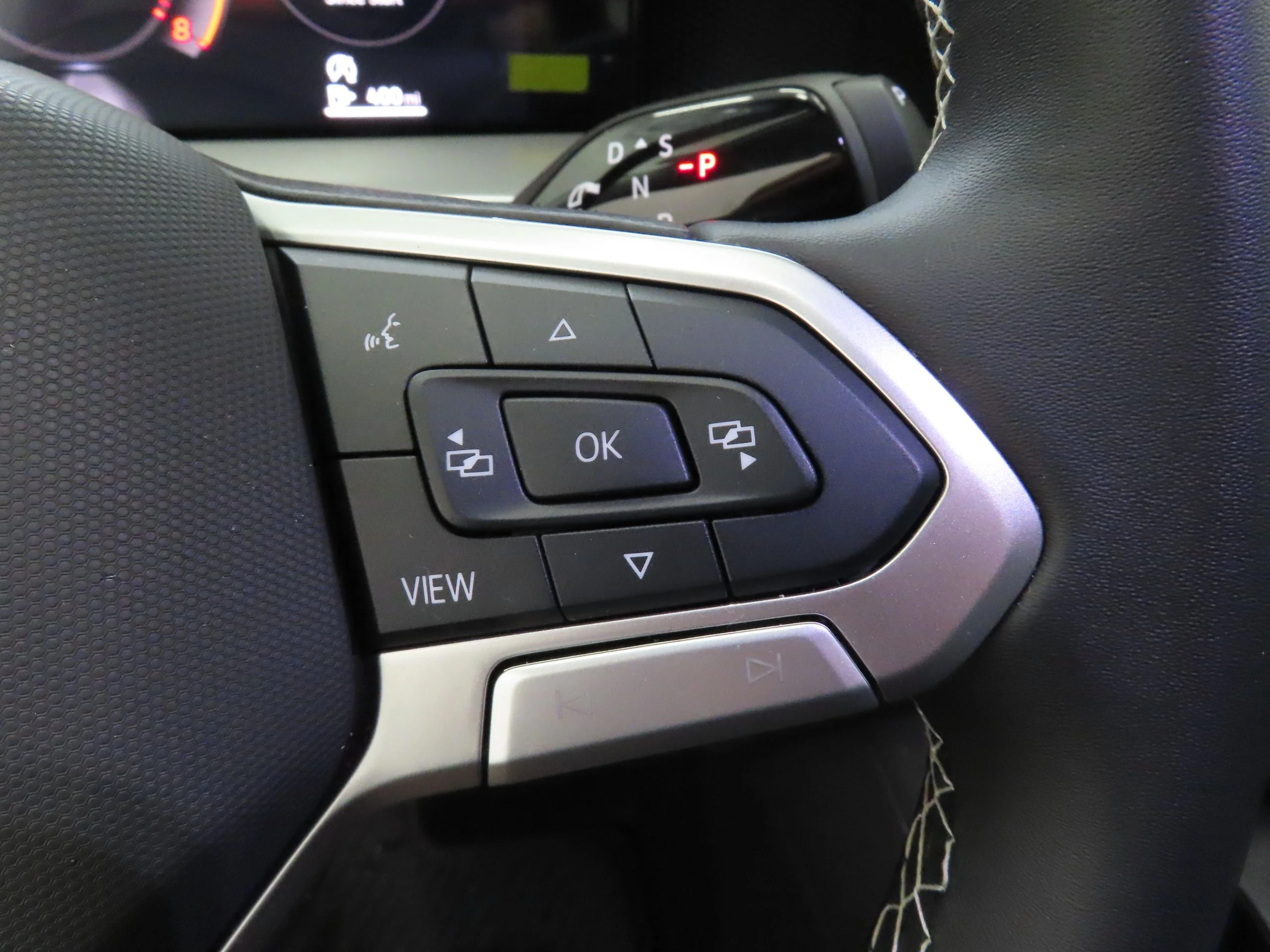 2025 Volkswagen Tiguan SE - Photo 12