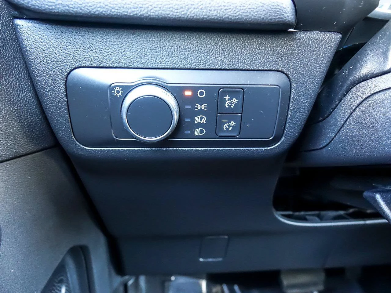 Used 2022 White Metallic Ford SE image 26