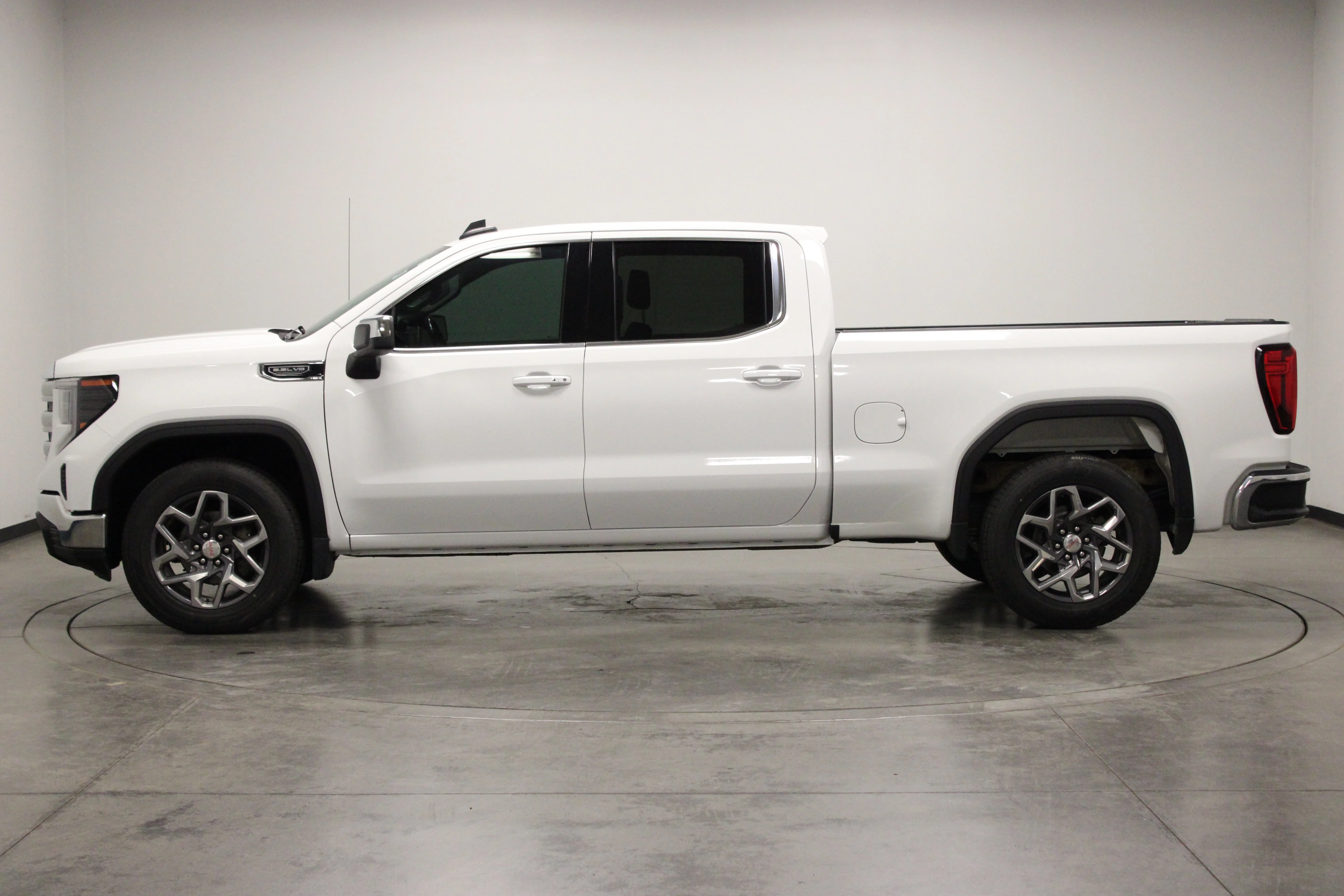 Used 2023 Summit White GMC SLE image 5