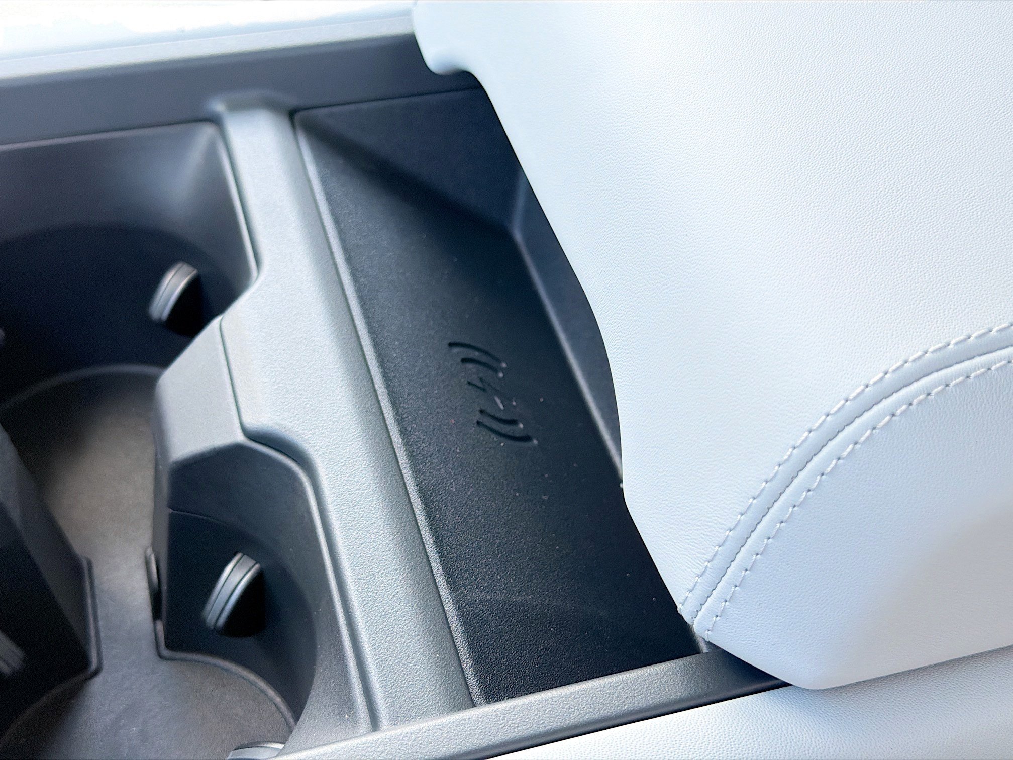 New 2026 Fuji White Land Rover X-Dynamic SE image 32
