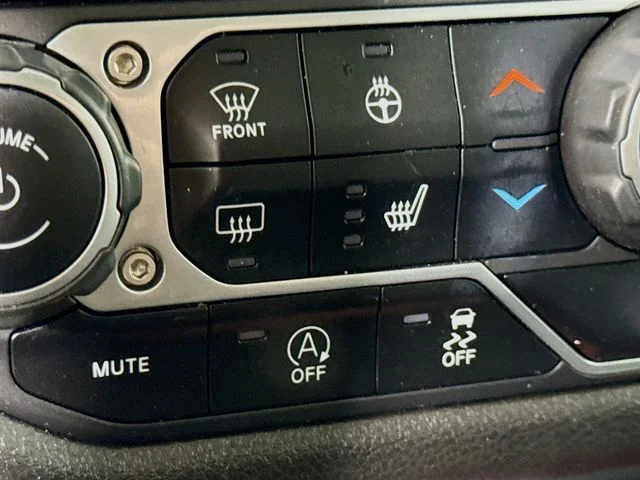 Used 2024  Jeep Sport S image 19