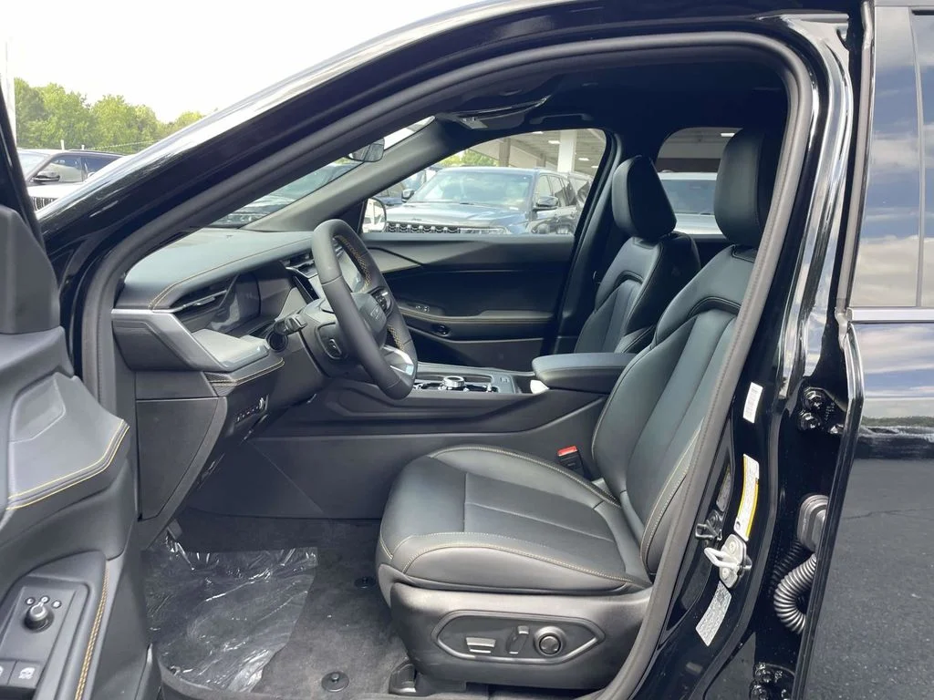 New 2026 Diamond Black Crystal Pearlcoat Jeep Laredo image 26