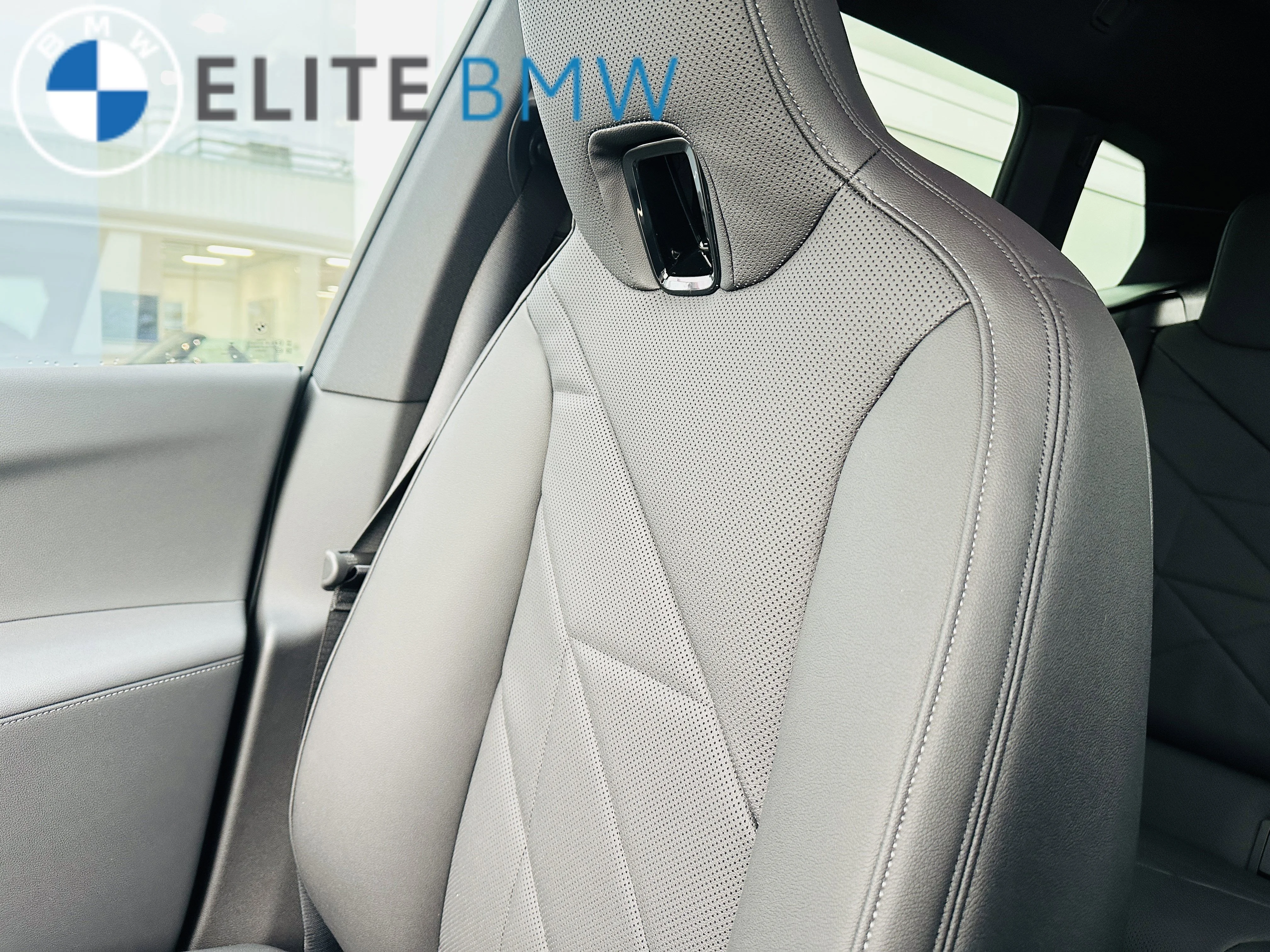 Used 2026 BLACK SAPPHIRE METALLIC BMW XDRIVE60 image 7