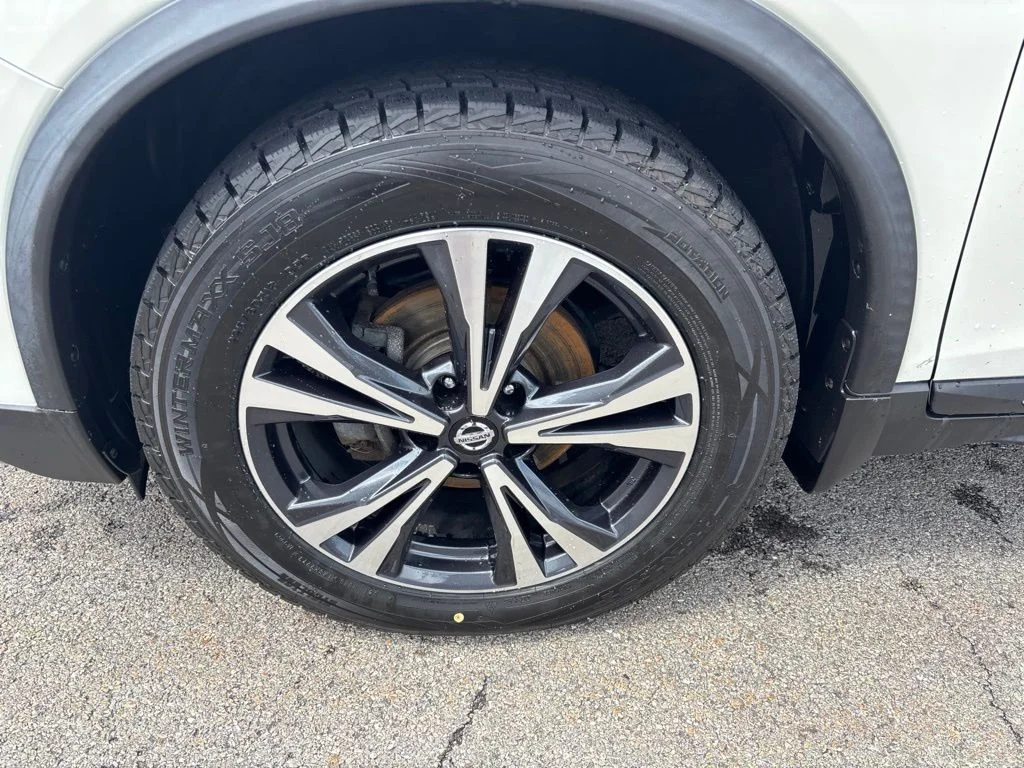 Used 2018 White Nissan SL image 11