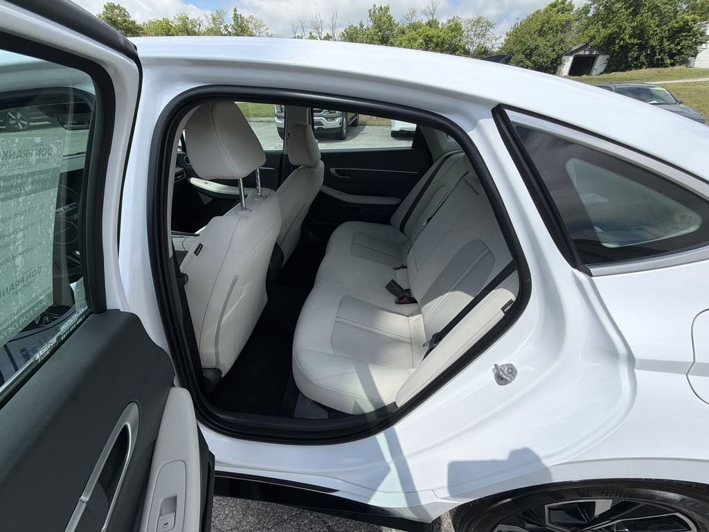 Used 2025 White Hyundai SEL image 22