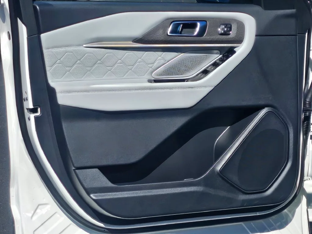 New 2027 Star White Metallic Tri-Coat Ford Platinum™ image 36