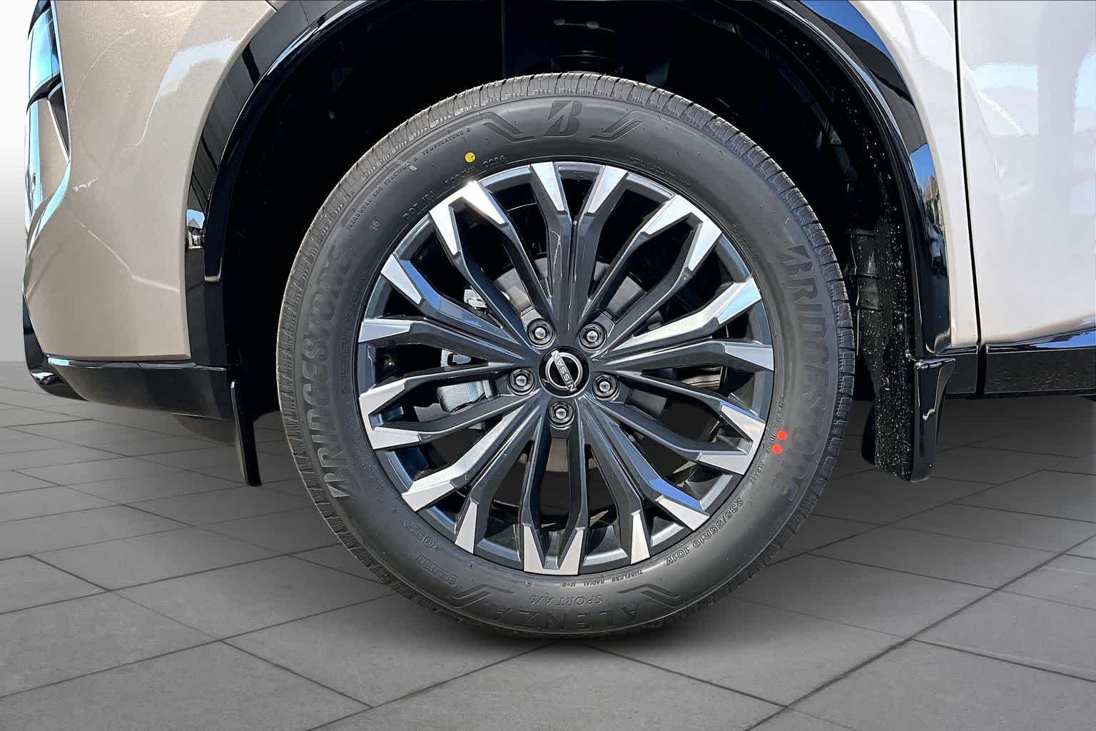 New 2026 Champagne Silver Metallic / Super Black Two-tone Nissan Platinum image 9