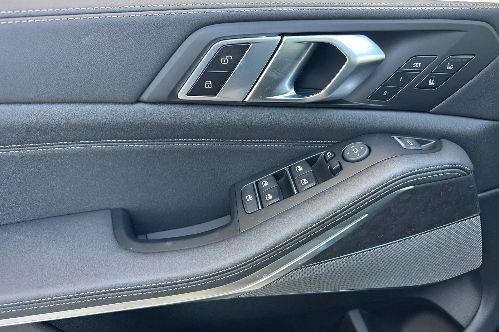 New 2026 Black Sapphire Metallic BMW xDrive40i image 8