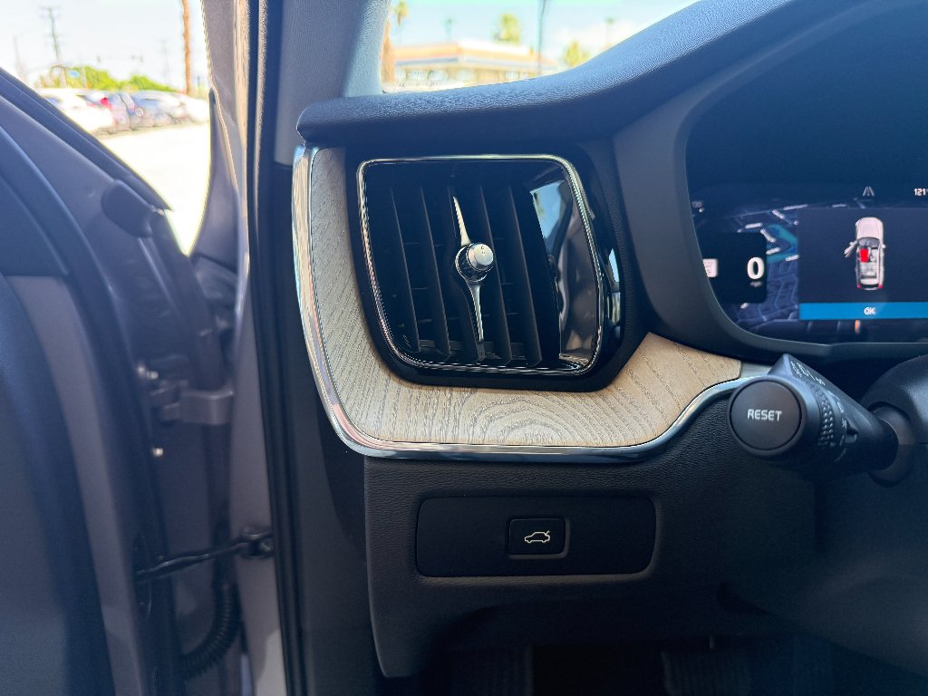 New 2026 Aurora Silver Volvo Plus image 13