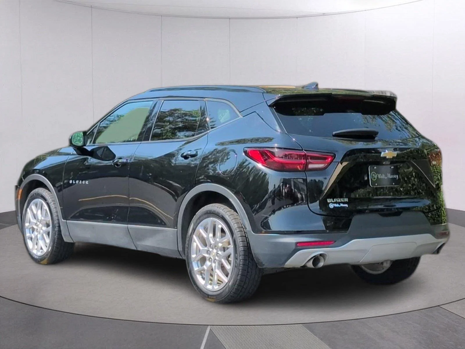 Used 2023 BLACK Chevrolet LT image 3