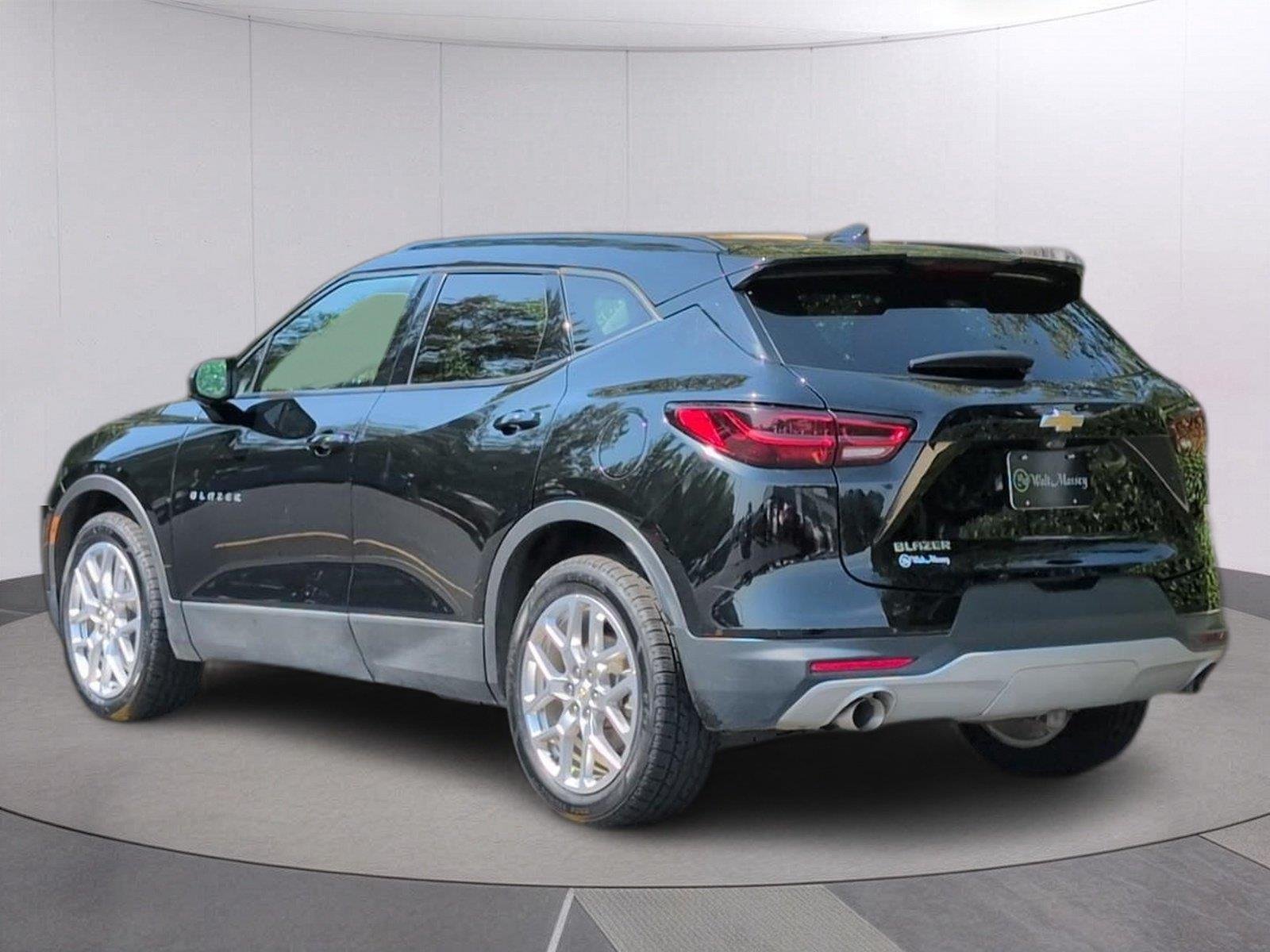Used 2023 BLACK Chevrolet LT image 3