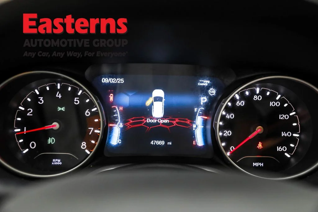 Used 2019 White Jeep Latitude image 18