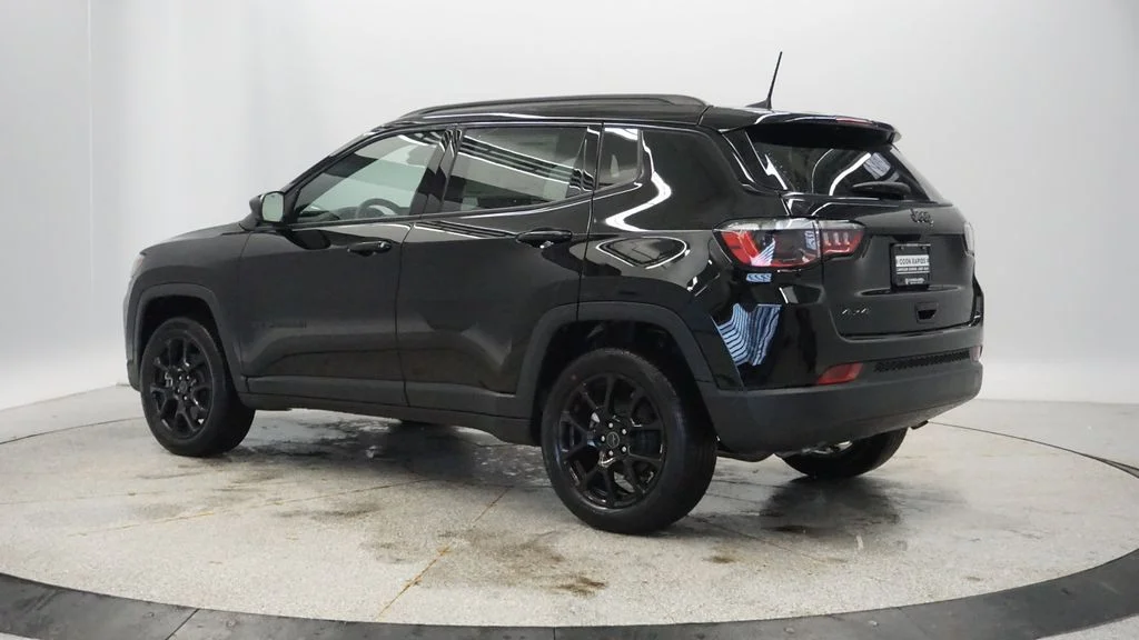 New 2026 Diamond Black Crystal Pearlcoat Jeep Latitude image 4
