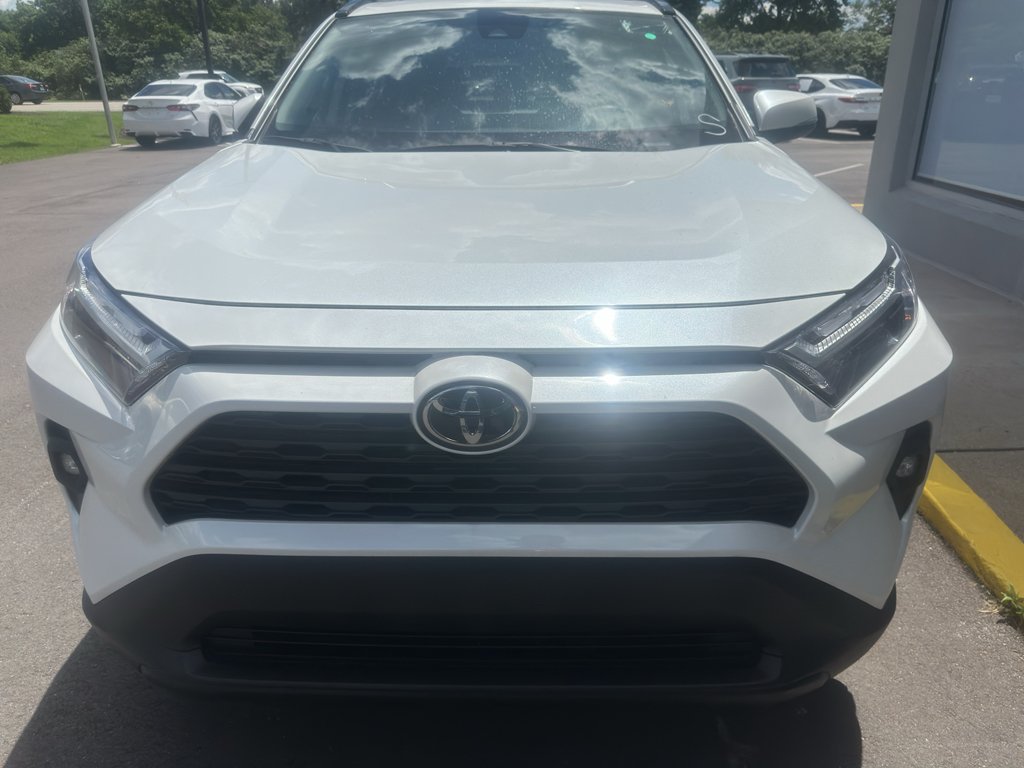 Used 2025 Wind Chill Pearl Toyota XLE Premium image 2