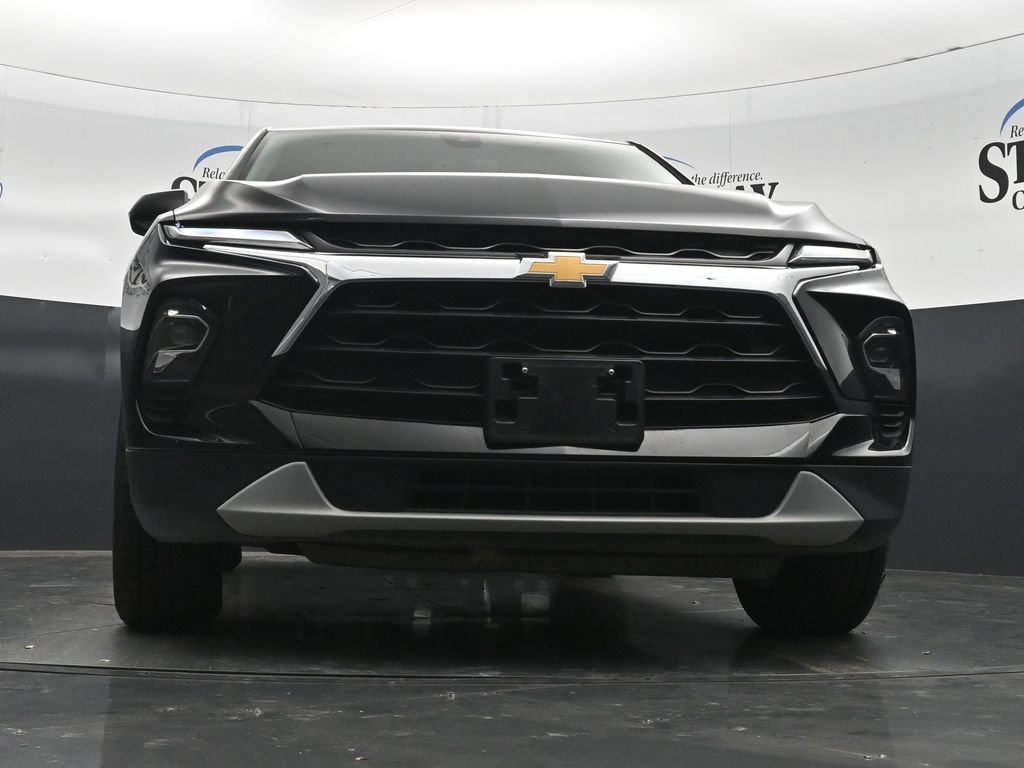 Used 2025 Black Chevrolet 2LT image 27