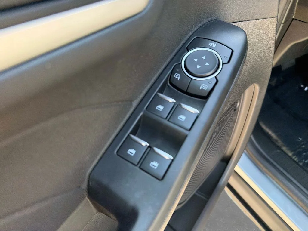 Used 2022 Iconic Silver Metallic Ford SE image 19