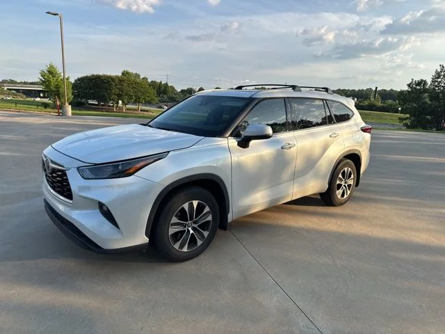 Used 2022 Pearl Toyota XLE image 3