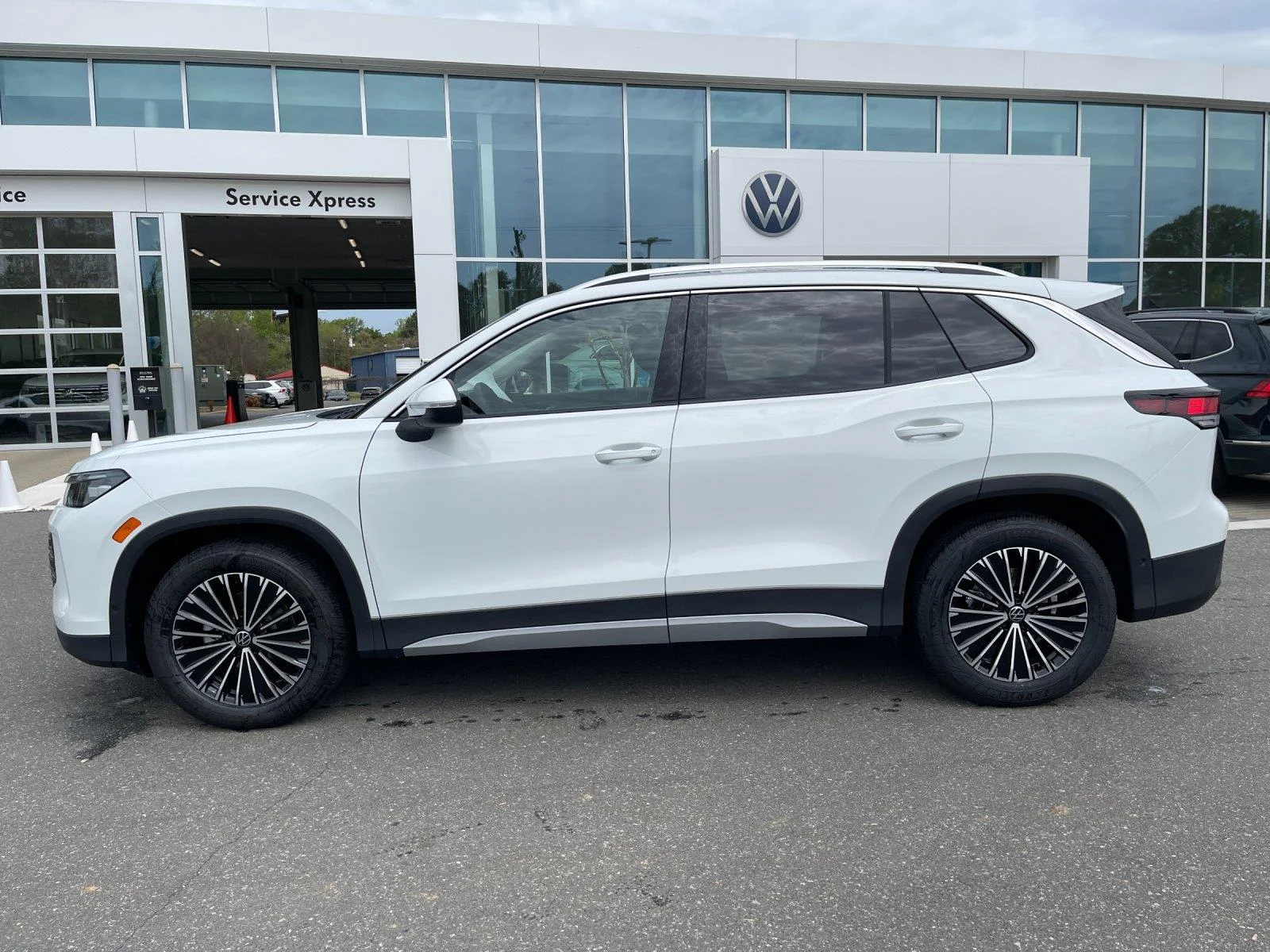 New 2026 pure white Volkswagen S image 2