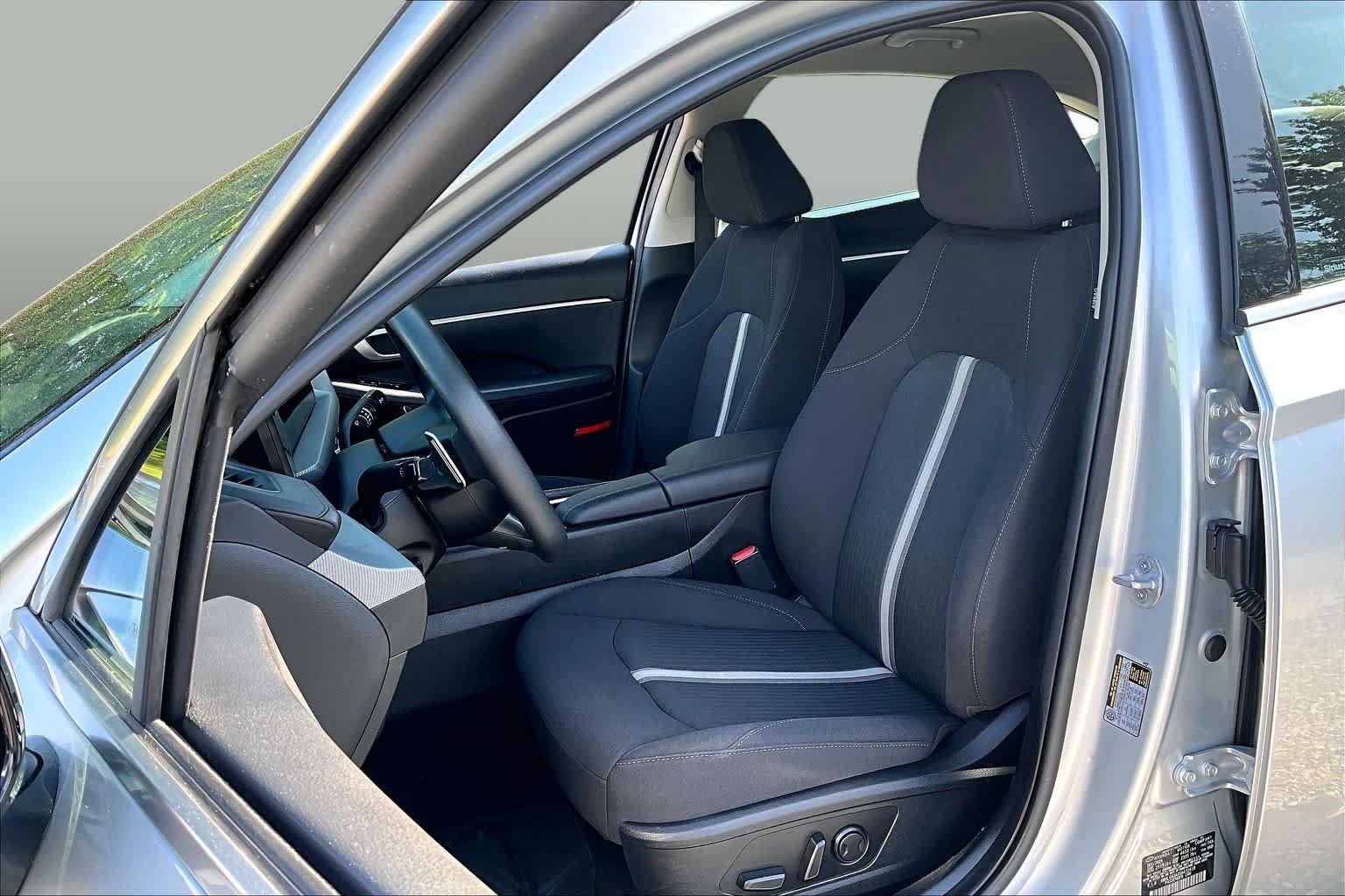 Used 2025 Aero Silver Hyundai SEL image 8