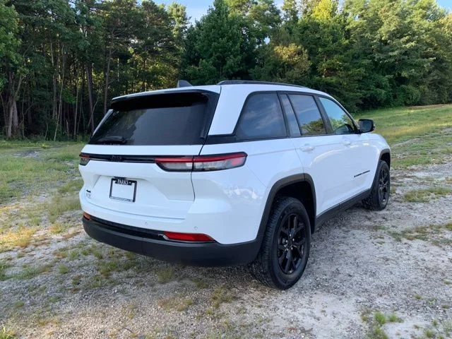 Used 2025 White Jeep Altitude image 9