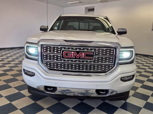Used 2018 WHITE FROST TRICOAT GMC Denali image 2
