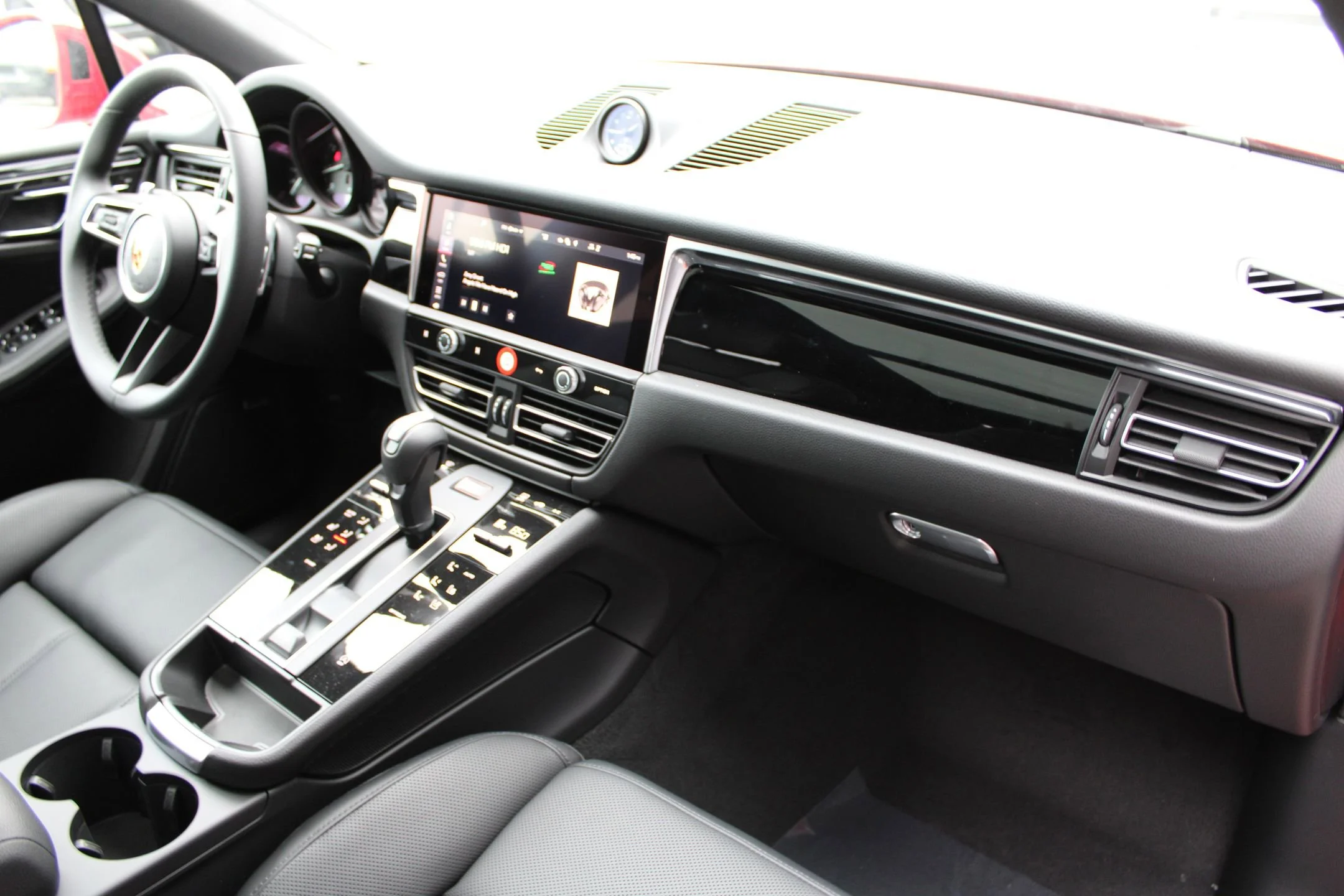 2026 Porsche Macan - Photo 26