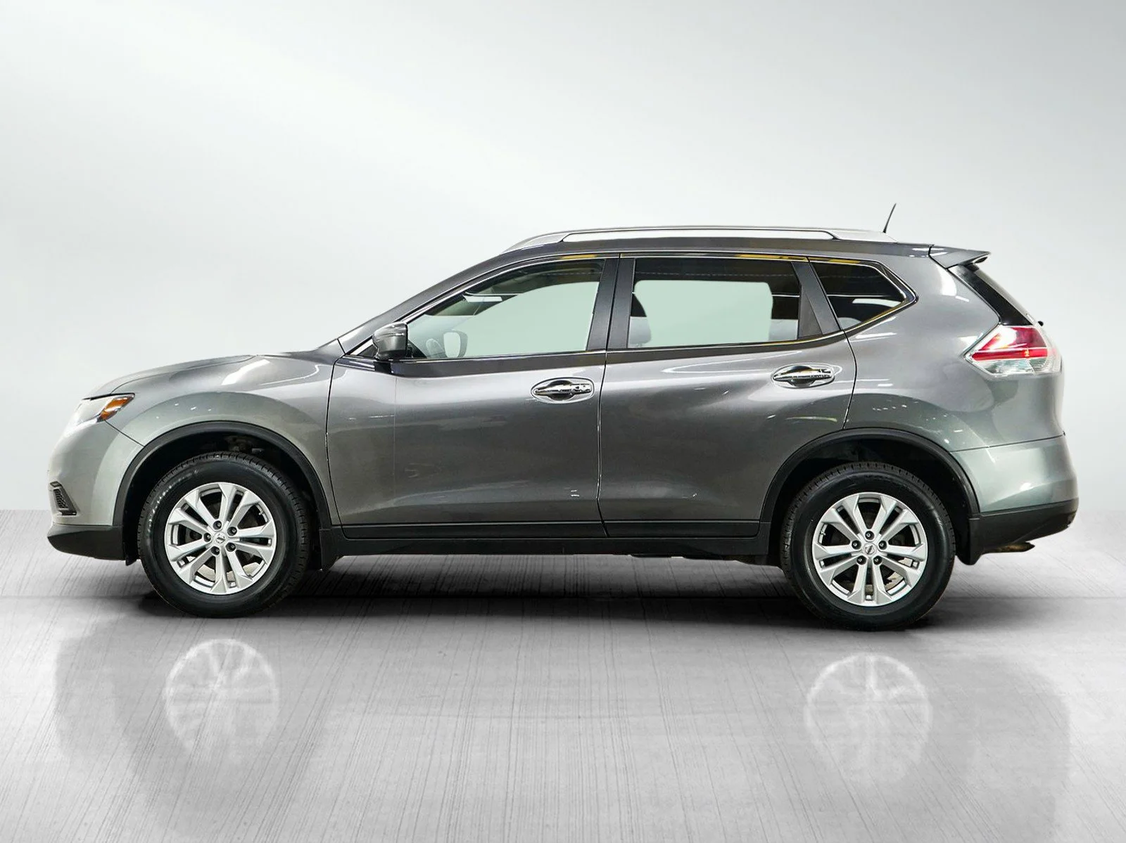 Used 2016 Nissan Rogue SV with VIN KNMAT2MV1GP600654 for sale in Burnsville, Minnesota
