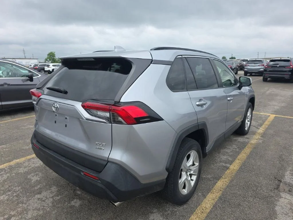 Used 2020 Silver Toyota XLE image 3