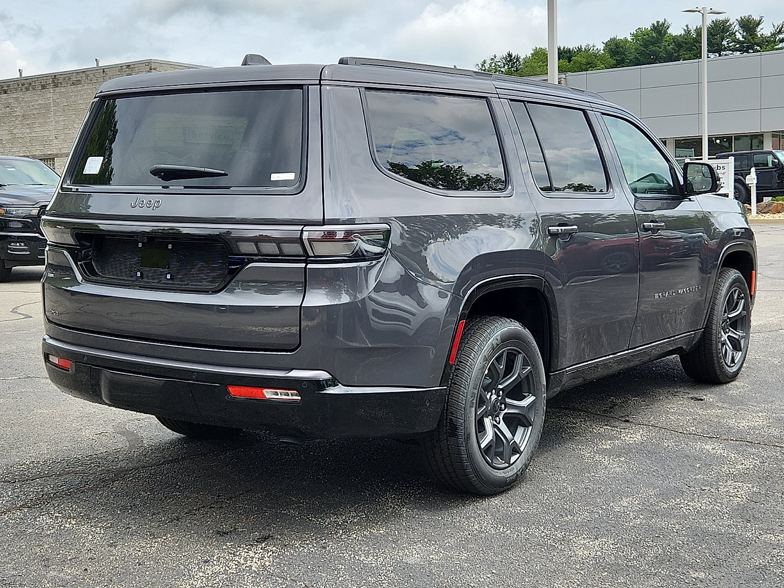 New 2026 Baltic-Gray Metallic Clear-Coat Exterior Paint Jeep Limited Altitude 4x4 image 6