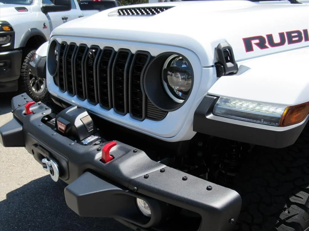 New 2026 Bright White Clear-Coat Exterior Paint Jeep Rubicon X image 4