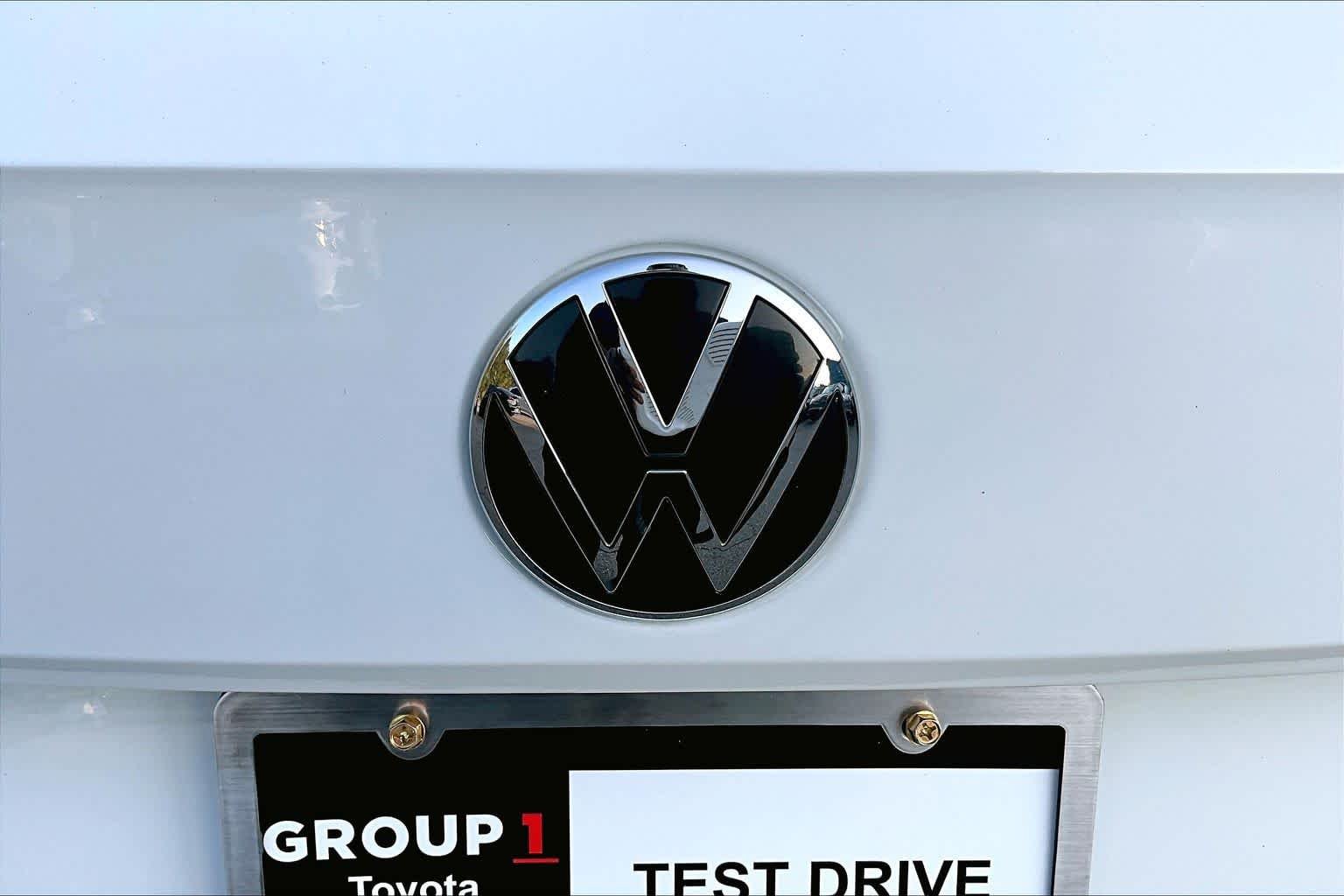 Used 2022 Pure White Volkswagen SE image 31