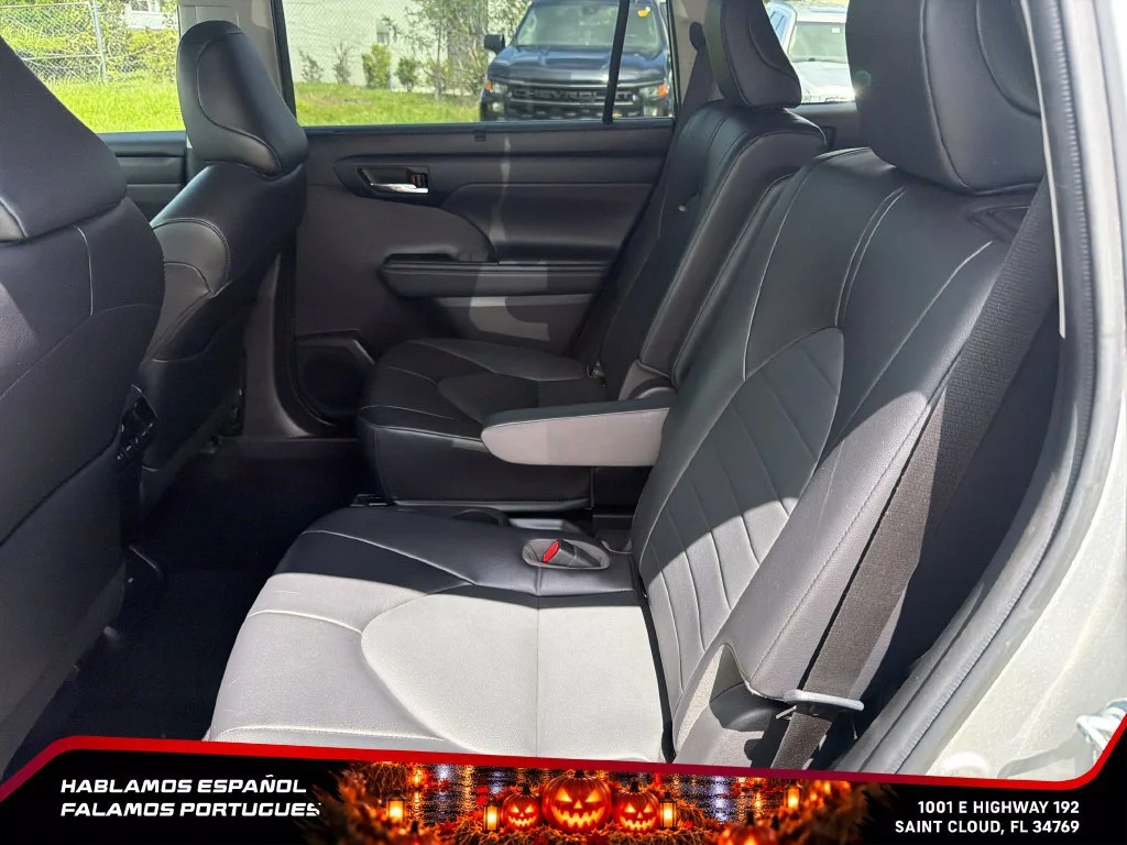 Used 2022 Silver Toyota XLE image 27