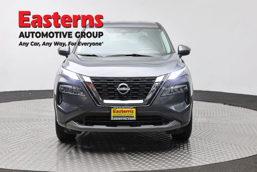 Used 2023 Gray Nissan SV image 2