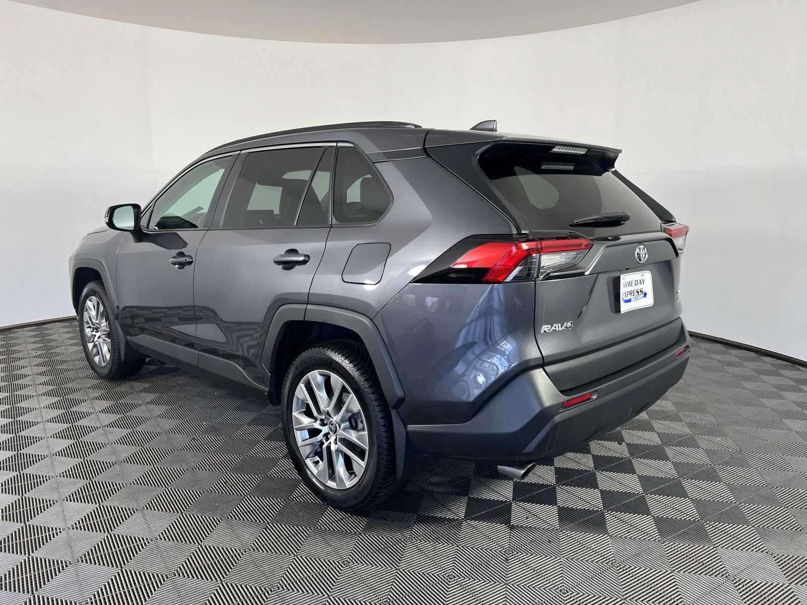 Used 2022 Magnetic Gray Metallic Toyota XLE Premium image 33