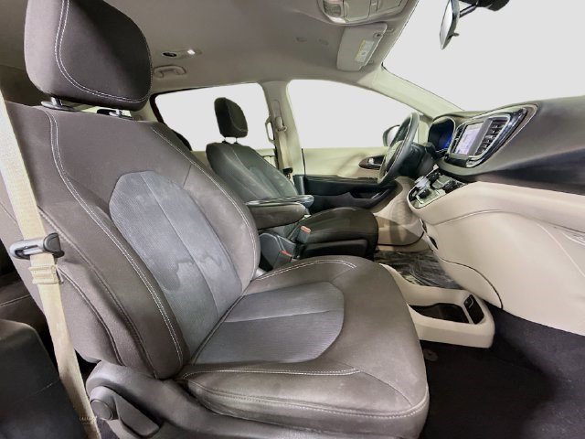 Used 2022 Velvet Red Pearlcoat Chrysler LX image 25
